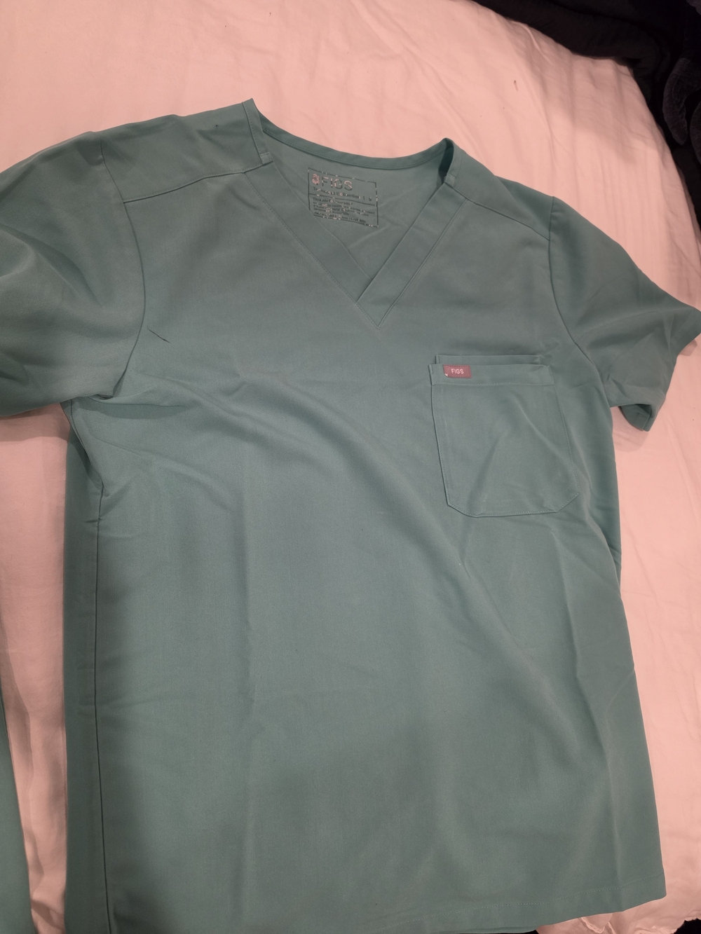 Figs Men’s Surgical Green V-Neck Medical Top And Jogger Pants